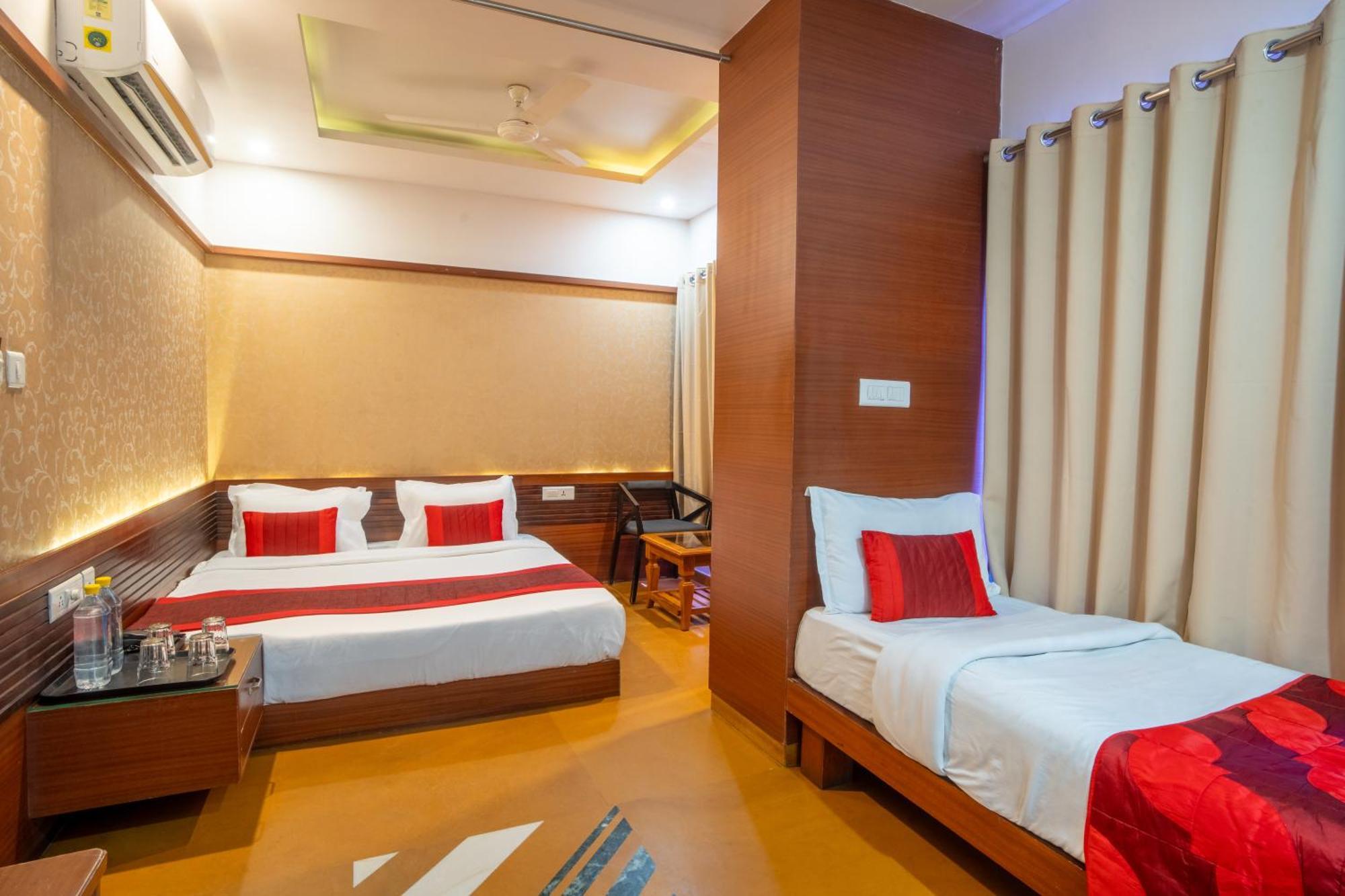 Uddhav Vilas A Family Hotel Удайпур Экстерьер фото
