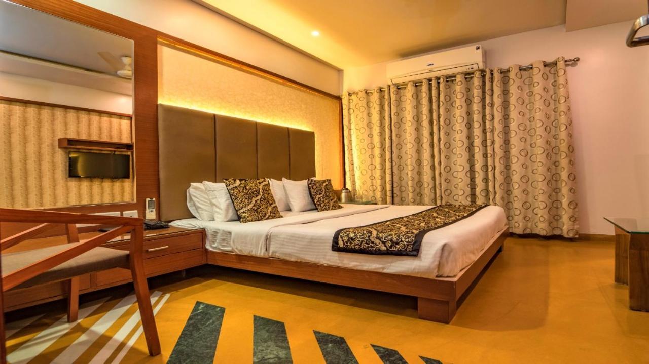 Uddhav Vilas A Family Hotel Удайпур Экстерьер фото